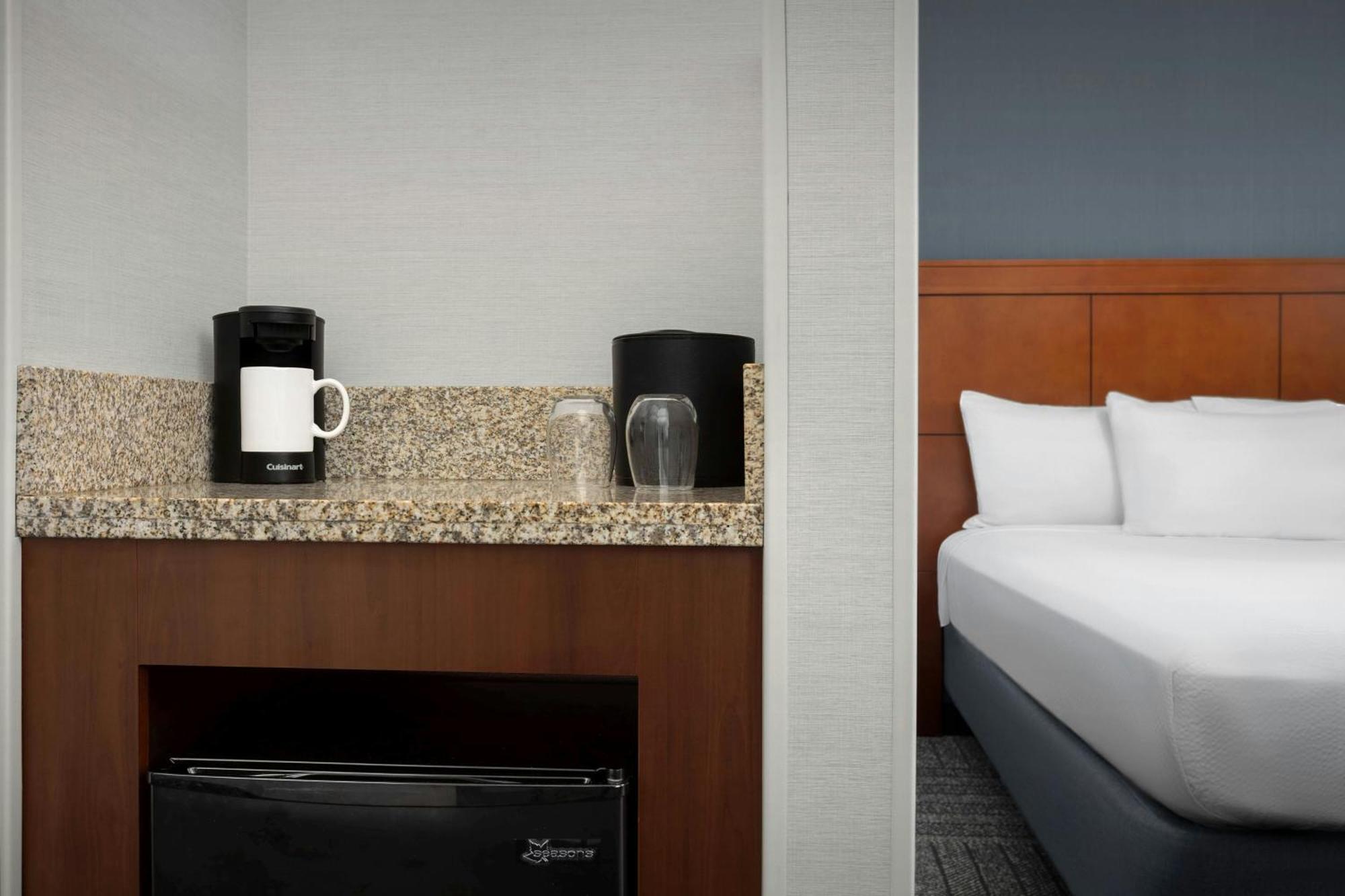 Courtyard By Marriott Salisbury Hotell Exteriör bild